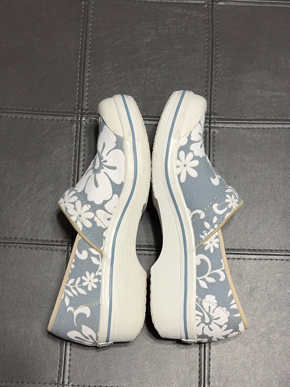 Dansko Light Blue/White Vegan Canvas Hibiscus Print Clog Size 41 - Picture 2 of 16